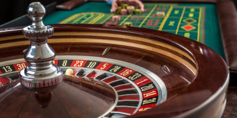 Roulette là một trong các trò chơi trong casino sử dụng bánh xe quay thưởng
